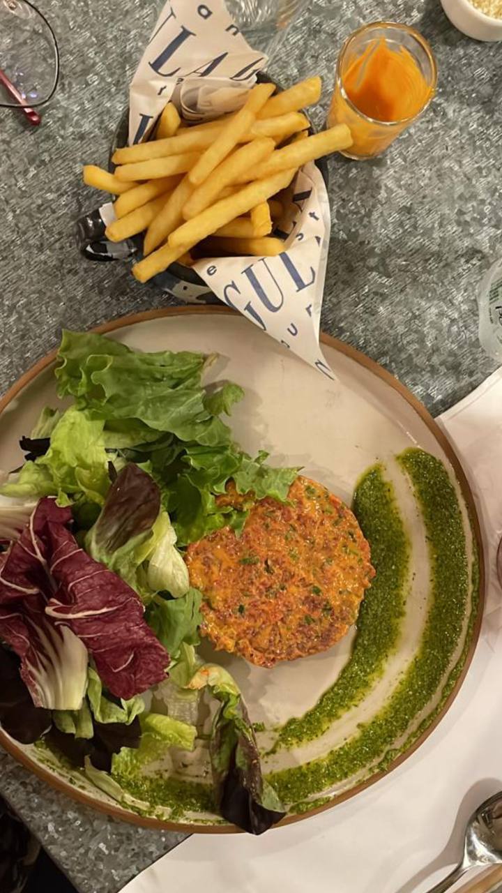 Prato com salada, fritas e bebida
